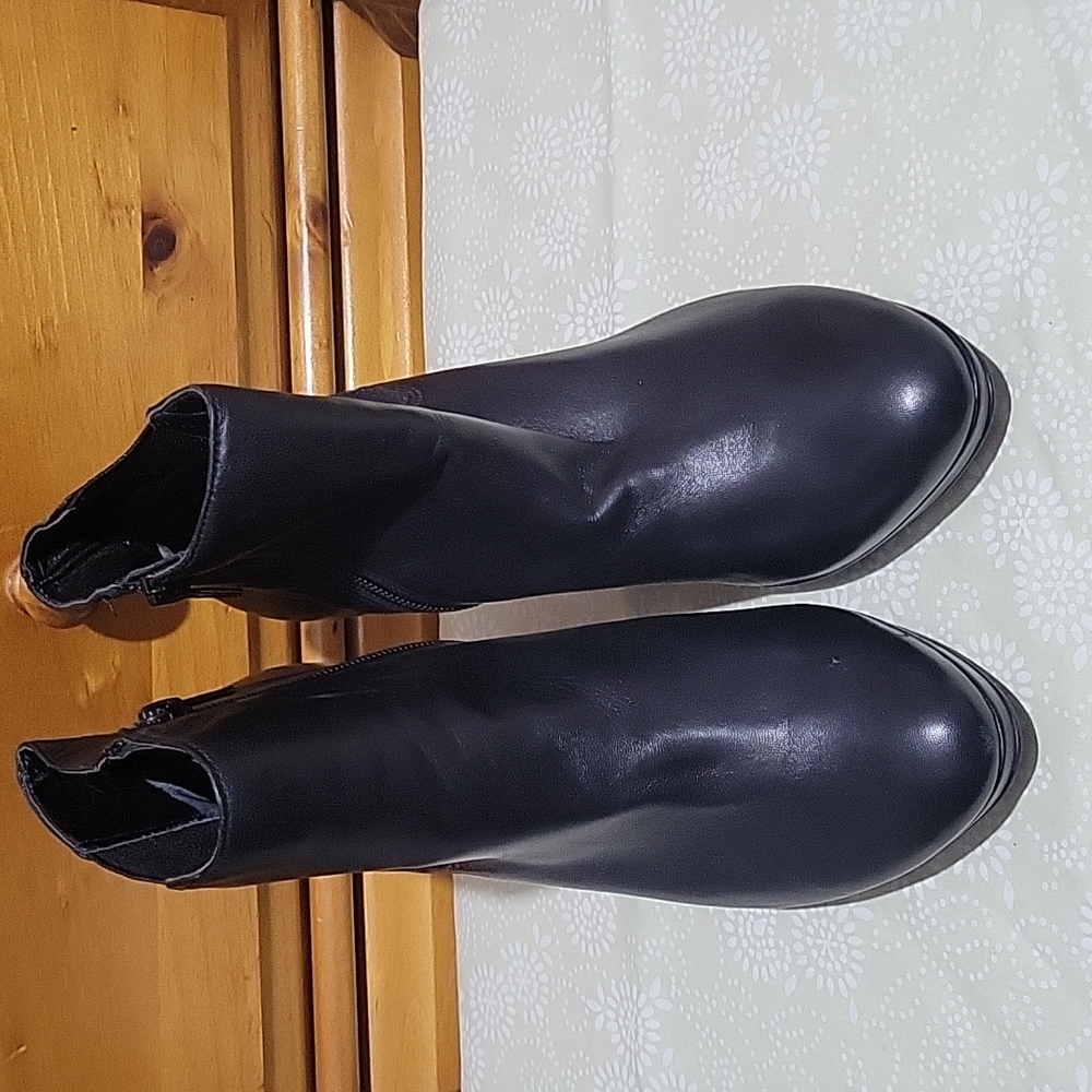 Antonio Melani ankle booties